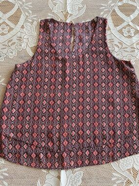 Sleeveless Geometric Print Top in Red and Black